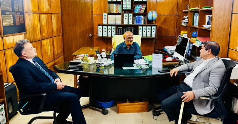 সেনানিবাসে ‘প্রধান প্রশাসনিক কর্মকর্তার’ কার্যালয় পরিদর্শনে প্রধানমন্ত্রীর প্রতিরক্ষা উপদেষ্টা